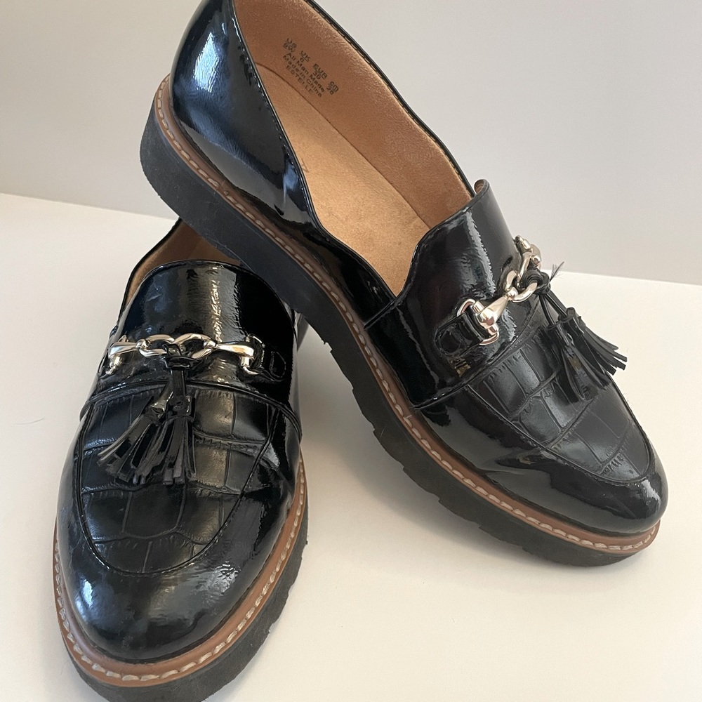 Naturalizer Estelle Flat black patent croc 9W wide loafer lug sole
